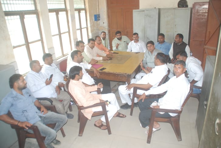 Ruckus in the block due to dispute between Pradhan and VDO, work stopped in 44 villages