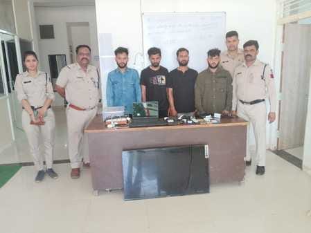 पुलिस गिरफ्त में सट्टा लगाने वाले आरोपी।