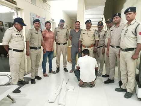 पुलिस ने दो अवैध बंदूकों के साथ आमिर खान को पकड़ा