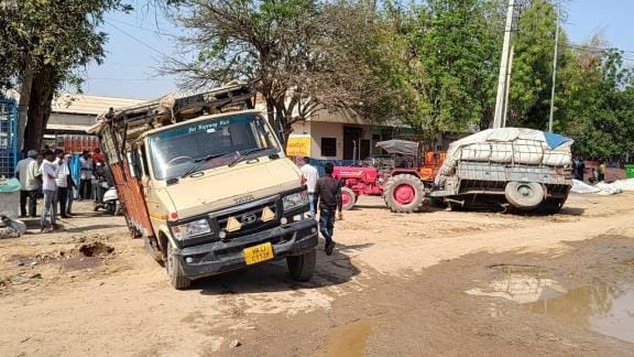 The incomplete work of the rain line became a problem for the common people, vehicles got stuck in many places
