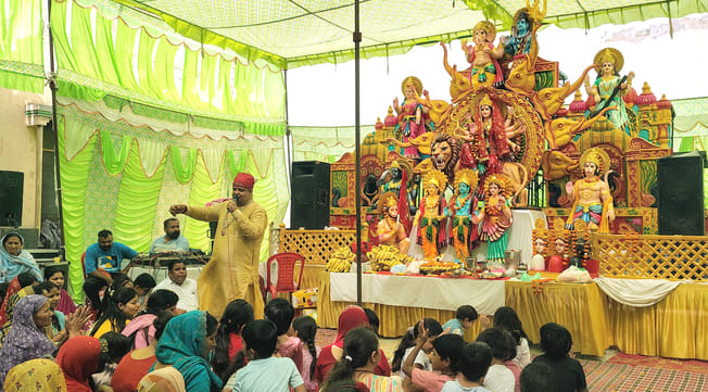 Devotees danced on Hanuman ji's bhajan