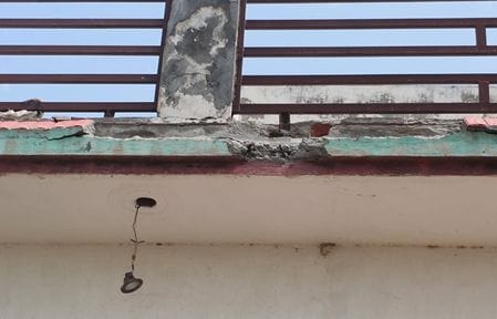 Cracks appeared in the house due to lightning in Pauli village