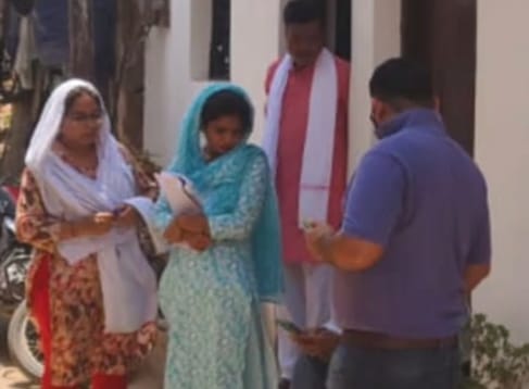 बिजली चोरी पकड़ते कर्मचारी