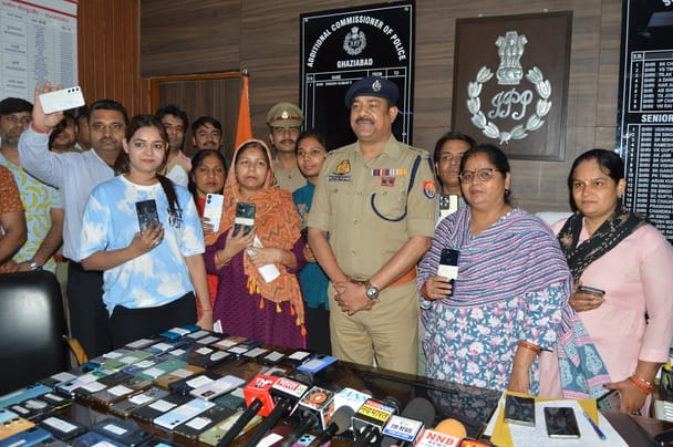 Police recovered 425 stolen, looted and lost mobile phones and handed them over to the owners