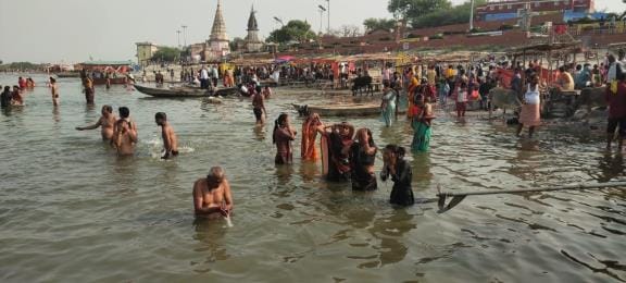 Devotees took a dip in the Ganga