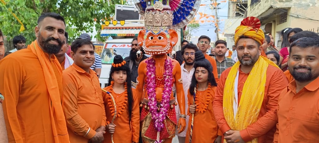 On the occasion of birth anniversary, Lord Bajrang Bali is hailed in temples