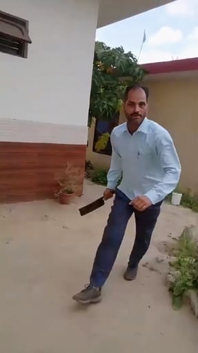 The dispute over the wall turned into a bloody clash, the Deputy Chief cut three people including a soldier with a knife.