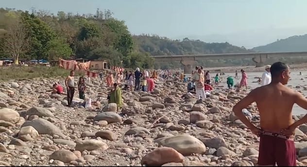 60 thousand people took a holy dip in Mini Haridwar