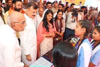 Narsinghpur: Education Minister distributed seed money of Rs 1 crore to the students