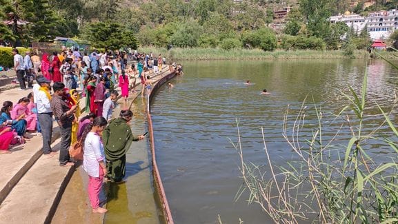 Devotees took a holy dip on Baisakhi