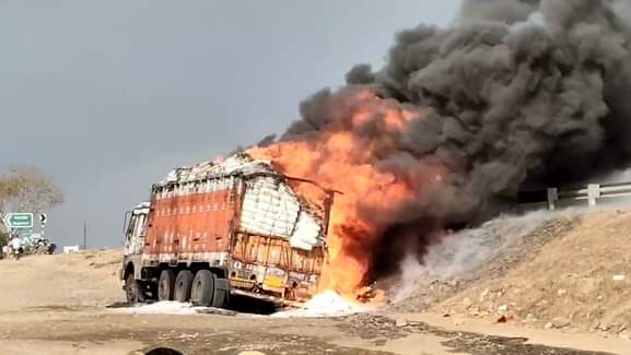 ट्रक में लगी भीषण आग।