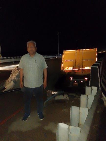Truck fell down from Yamuna bridge, cleaner holding the steering died