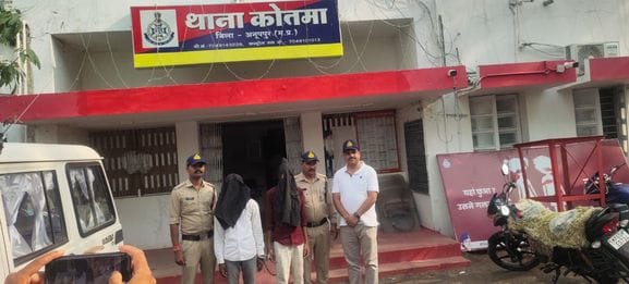 पुलिस गिरफ्त में आरोपी।