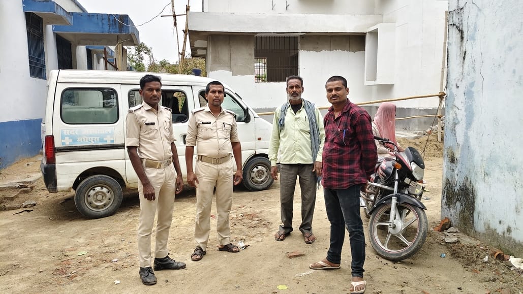 पोस्टमार्टम के लिए मधेपुरा सदर अस्पताल पहुंचे परिजन