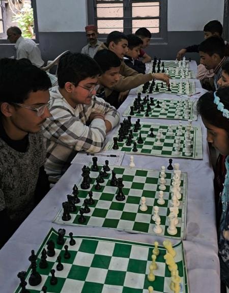 Karthik tops the chess competition