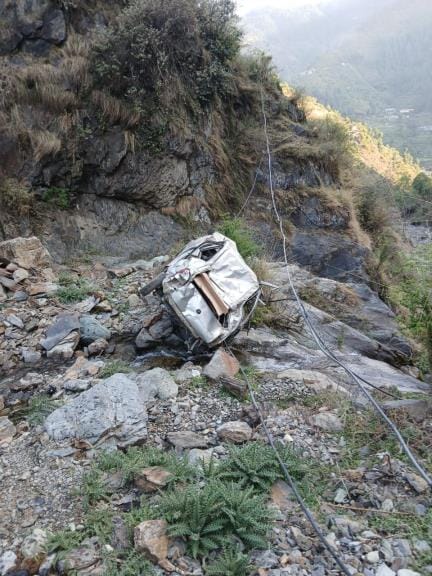 Car falls into a deep ditch, driver dies, three injured