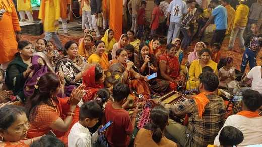 Bhandara continued till late night, devotees danced in Bhajan and Kirtan