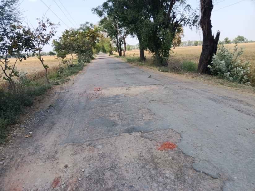The road connecting the national highway has become dilapidated, drivers face problems
