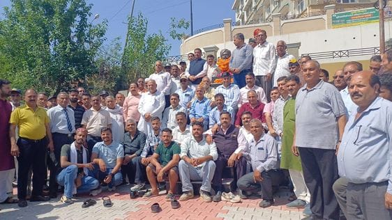 Former minister Virendra Kanwar demonstrated from a new platform called Kutlahad Seva Sangathan