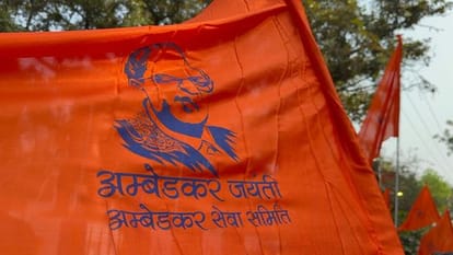 भगवा झंडे पर बाबा साहब की तस्वीर