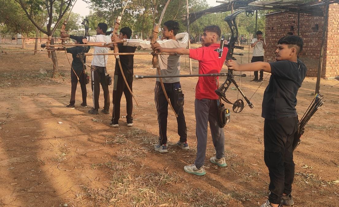 Without Drona, Arjun of the future is aiming at the target by shooting arrows in the dark
