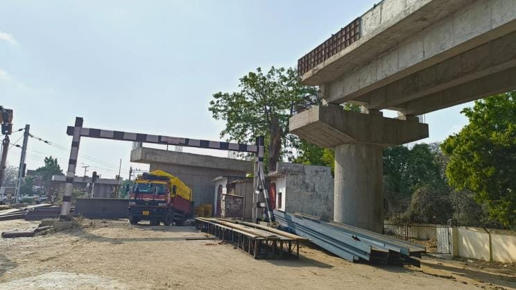 Overbridge construction is incomplete, 40 thousand people are troubled