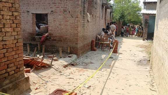 Bihar Crime News: बम विस्फोट से घर की उड़ी छत, पूरे इलाके में फैली सनसनी; पुलिस घटनास्थल पर पहुंची