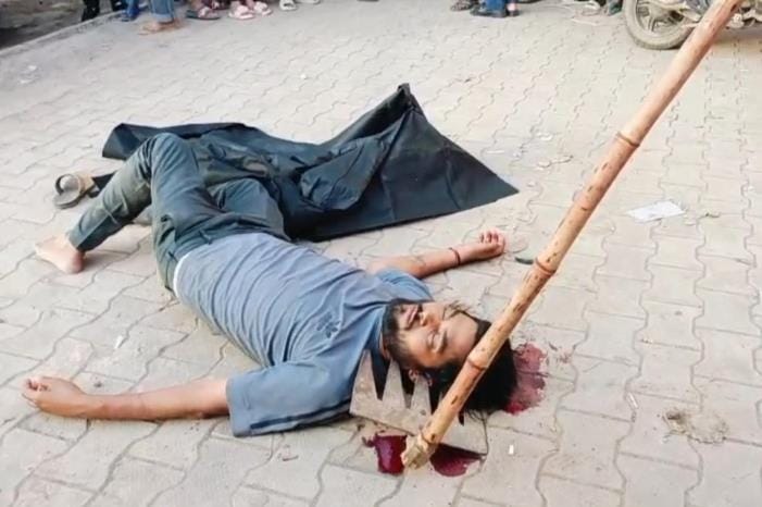 Clashed while drinking alcohol... hit the throat with a sickle, it penetrated four inches, condition critical