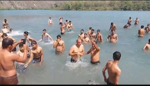 Hundreds of people took a dip on Baisakhi in Brahmohati and Vibhor