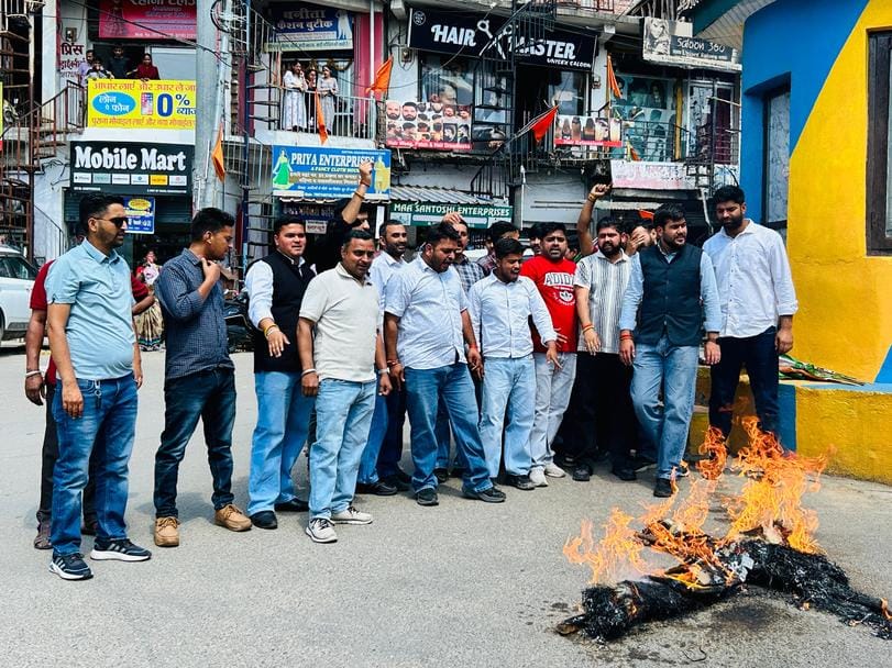 Youth protested against the central government over inflation and burnt an effigy