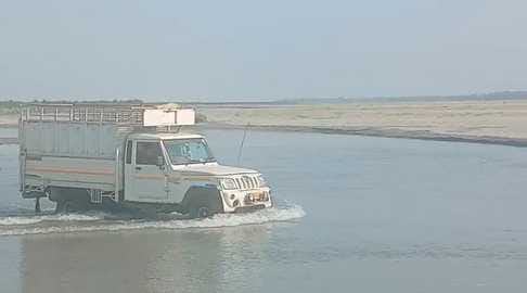 Sharda's water level increased, vehicle riders are passing by risking their lives