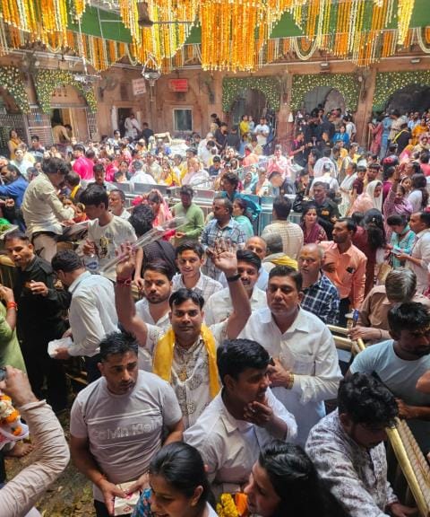 Even the streets were jammed for the darshan of Bihariji
