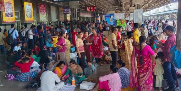 Gorakhpur Special arrived 11 hours late and Haridwar Superfast 6 hours late