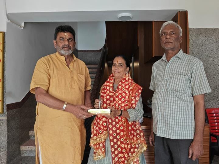 Female devotee overwhelmed by the honesty of the employees of Shri Krishna Janmasthan