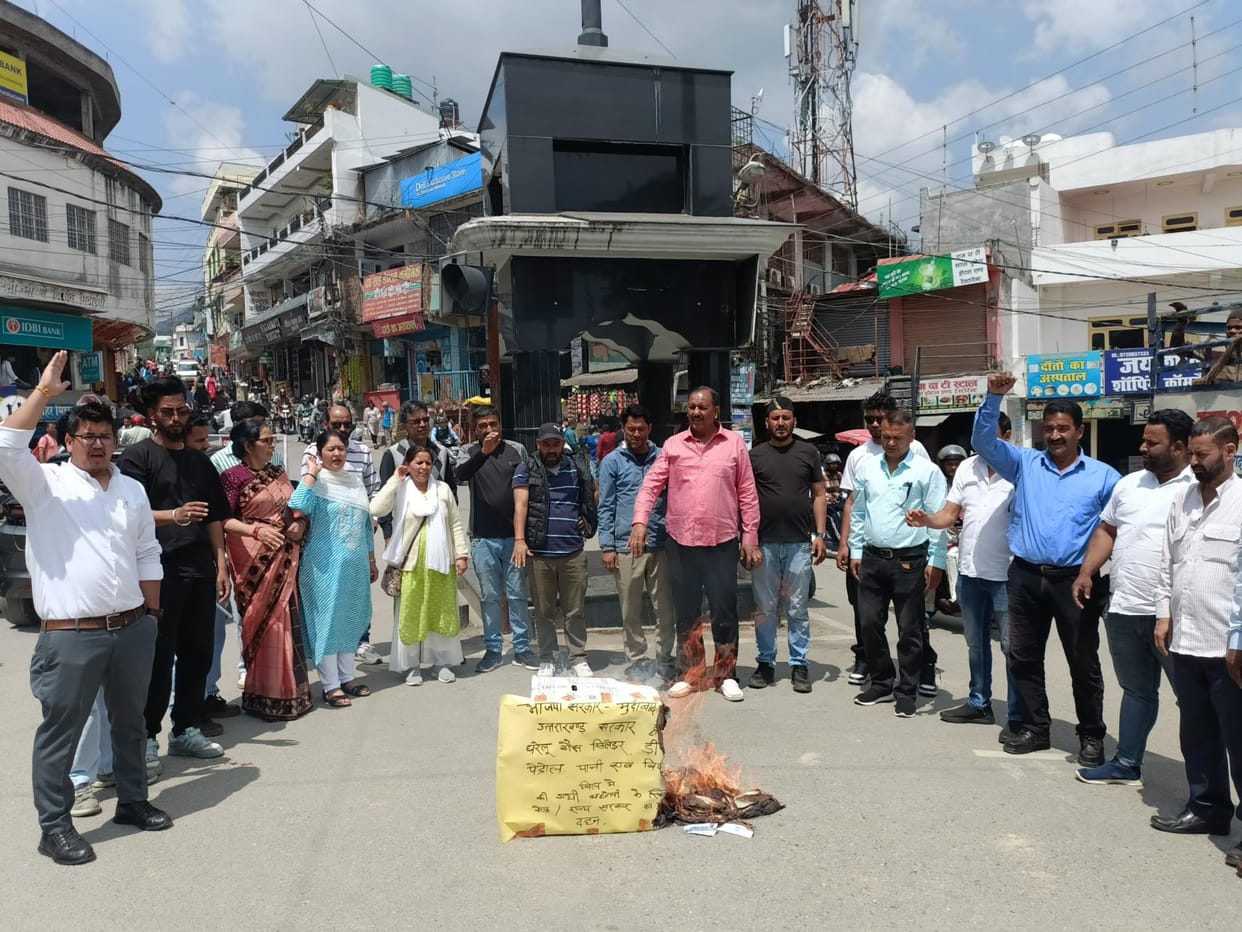 Congress protests against the increase in the price of LPG, electricity and water