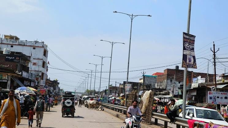 Street lights installed in Nagar Panchayat after spending lakhs of rupees became showpieces