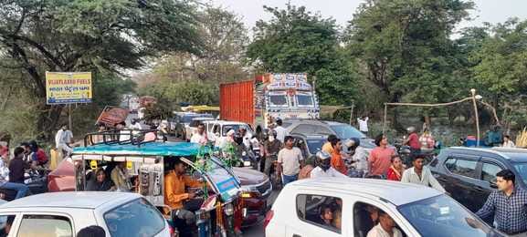 There was a huge jam on the Ganganahar bridge on the Kanwar route