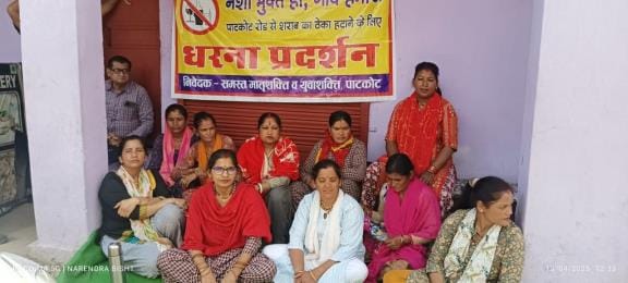 Women's protest against the liquor shop continues