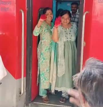 दीक्षार्थी बहनों ने ट्रेन में सवार होकर अपनो से ली विदा