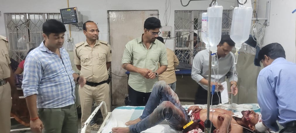 अस्पताल में इलाजरत घायल युवक