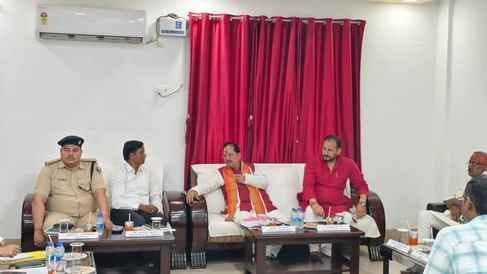 अधिकारियों के साथ समीक्षा बैठक करते डिप्टी सीएम।