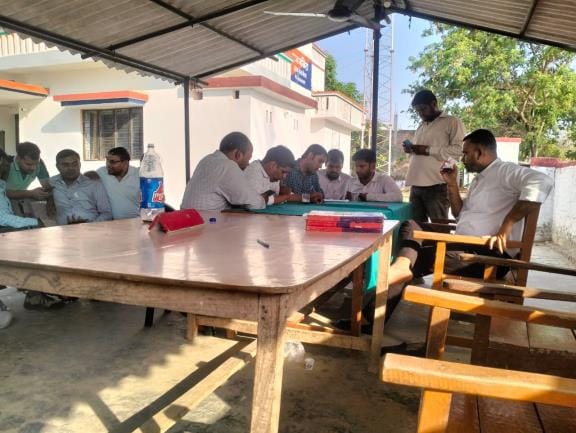 People of Lekhpal Sangh writing complaint in Bakhira police station.