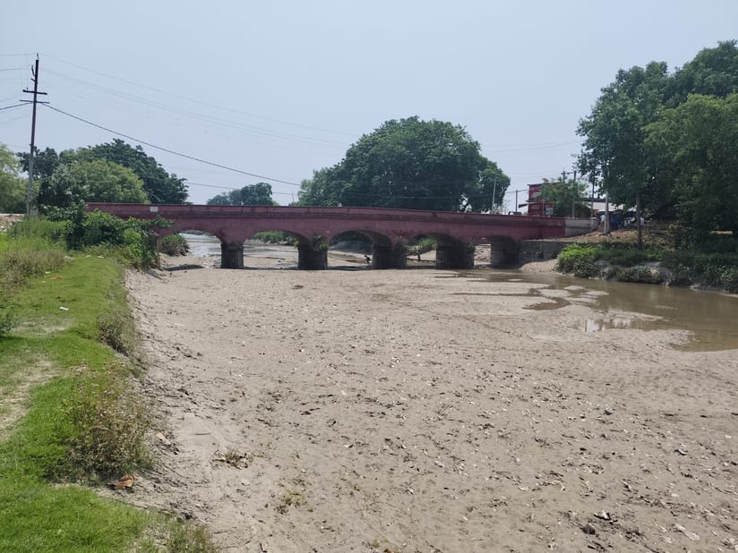 There is no water in the canals, crops are drying up due to lack of irrigation