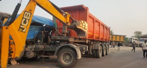 Two dumpers collided head-on on Banda-Fatehpur highway, helper of one injured