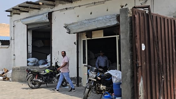 1.68 lakh rupees looted by breaking into Flipkart delivery hub