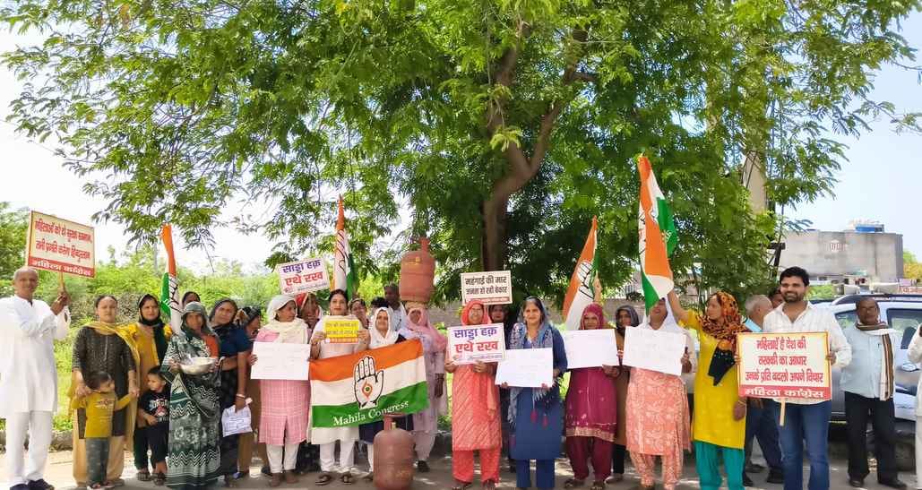 Mahila Congress strongly demonstrated against inflation in Narnaul