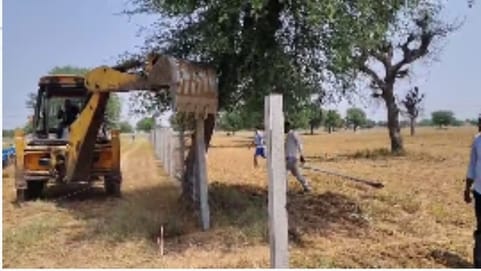 Encroachment removed from Panchayat land in Rata Khurd in the presence of BDPO and police