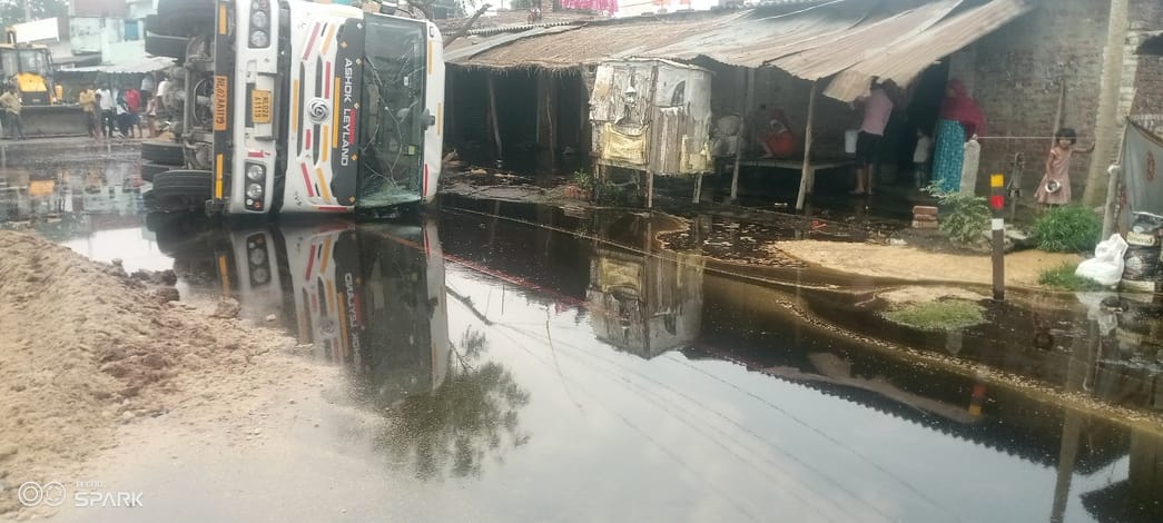 The tanker overturned, syrup spilled from houses to the road