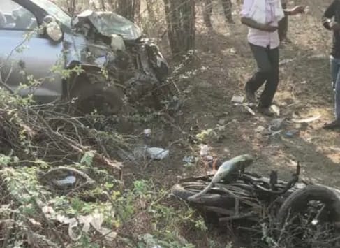 हादसे में दोनों वाहन हुए क्षतिग्रस्त