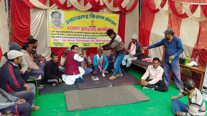 After the assurance of DM, the farmers postponed their hunger strike